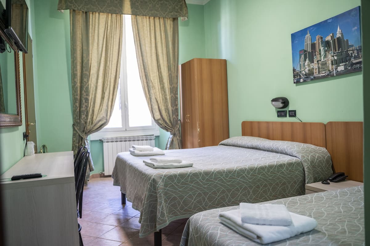 Camera quadrupla | Biancheria da letto ipoallergenica, minibar, una cassaforte in camera