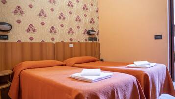 Allergikerbettwaren, Minibar, Zimmersafe, Schreibtisch