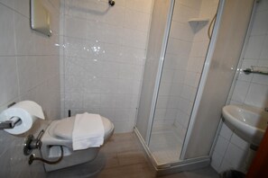 A bathroom with a toilet, a shower enclosure, and a sink. - Hotel Ferrarese Roma (Rome)