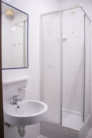 Ducha, artículos de higiene personal ecológicos, secador de pelo y bidé