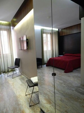 Bureau, lits pliants/supplémentaires, draps fournis