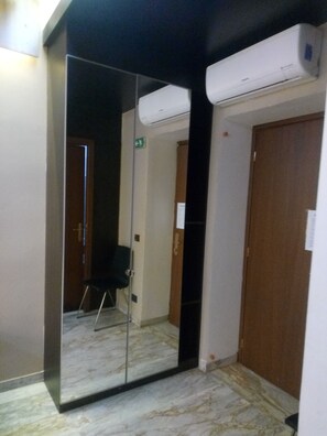 Bureau, lits pliants/supplémentaires, draps fournis