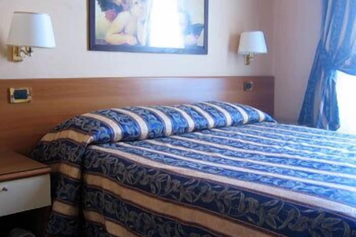 Double Room | Desk, rollaway beds, bed sheets