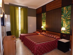 Escritorio, camas plegables/adicionales y ropa de cama 