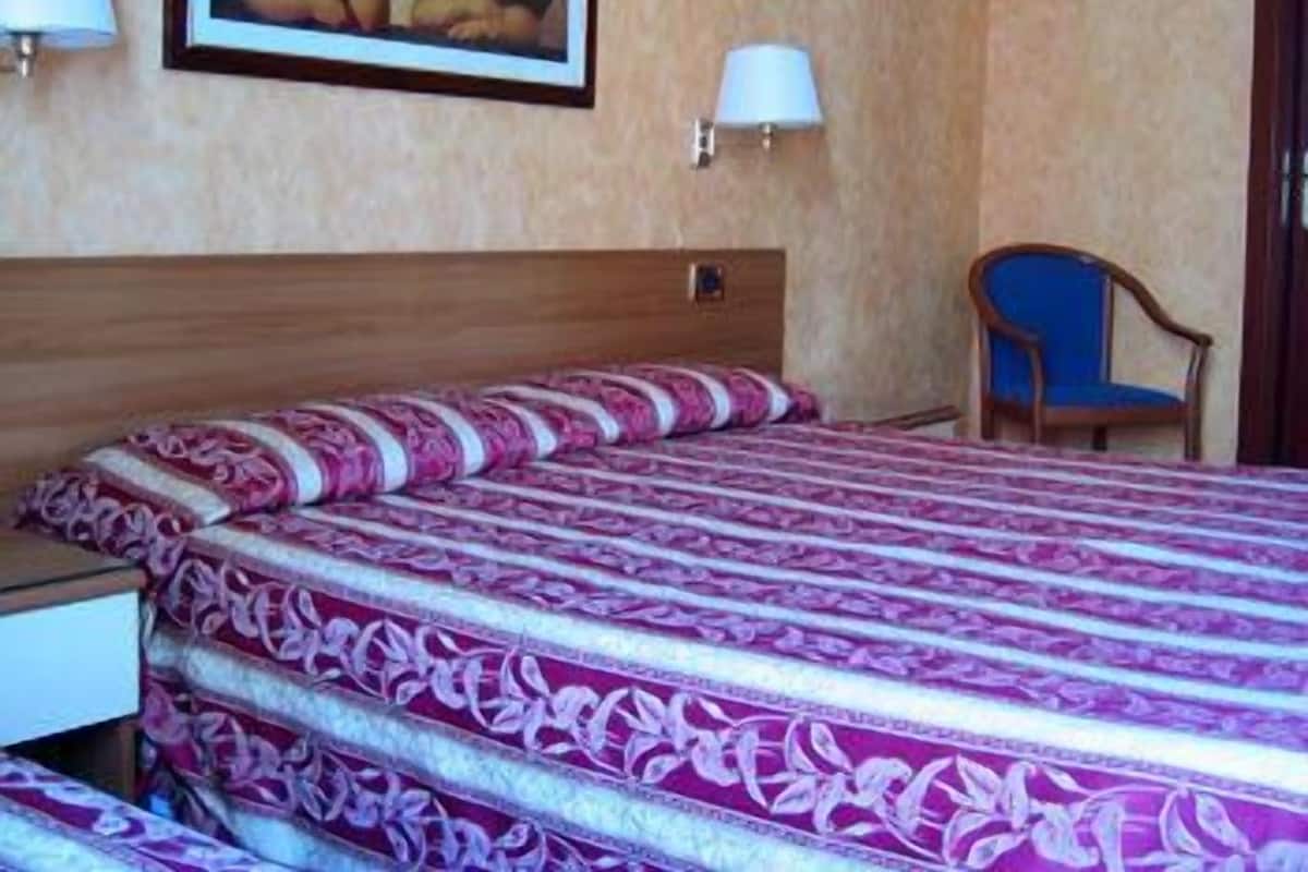 Quadruple Room | Desk, rollaway beds, bed sheets