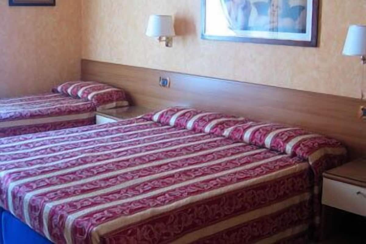 Triple Room | Desk, rollaway beds, bed sheets