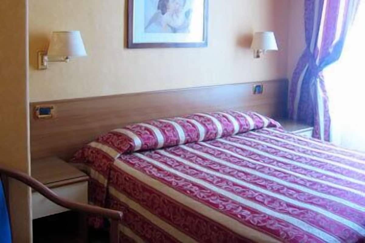 Single Room | Desk, rollaway beds, bed sheets