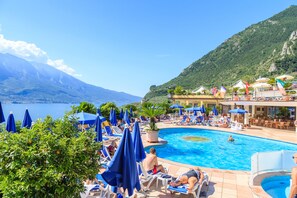 Inomhuspool, 2 utomhuspooler, parasoller och solstolar