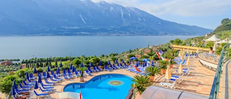 Piscine couverte, 2 piscines extérieures, parasols de plage