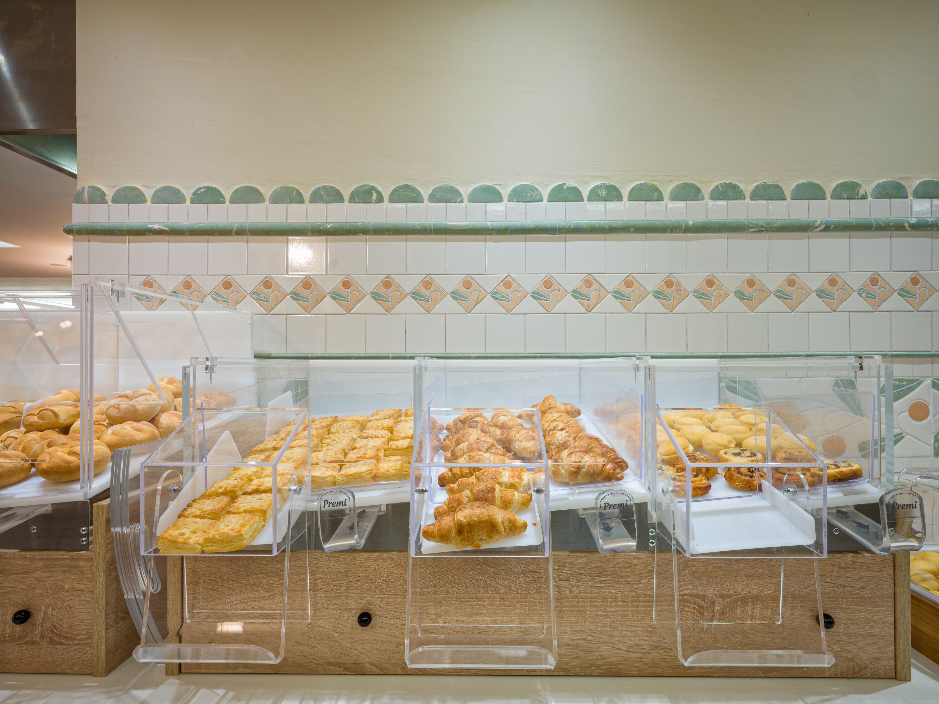 Une vitrine de boulangerie présentant diverses pâtisseries et pains.