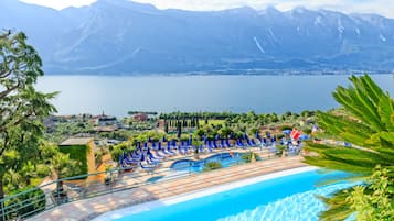 Piscina coperta, ombrelloni da piscina, lettini