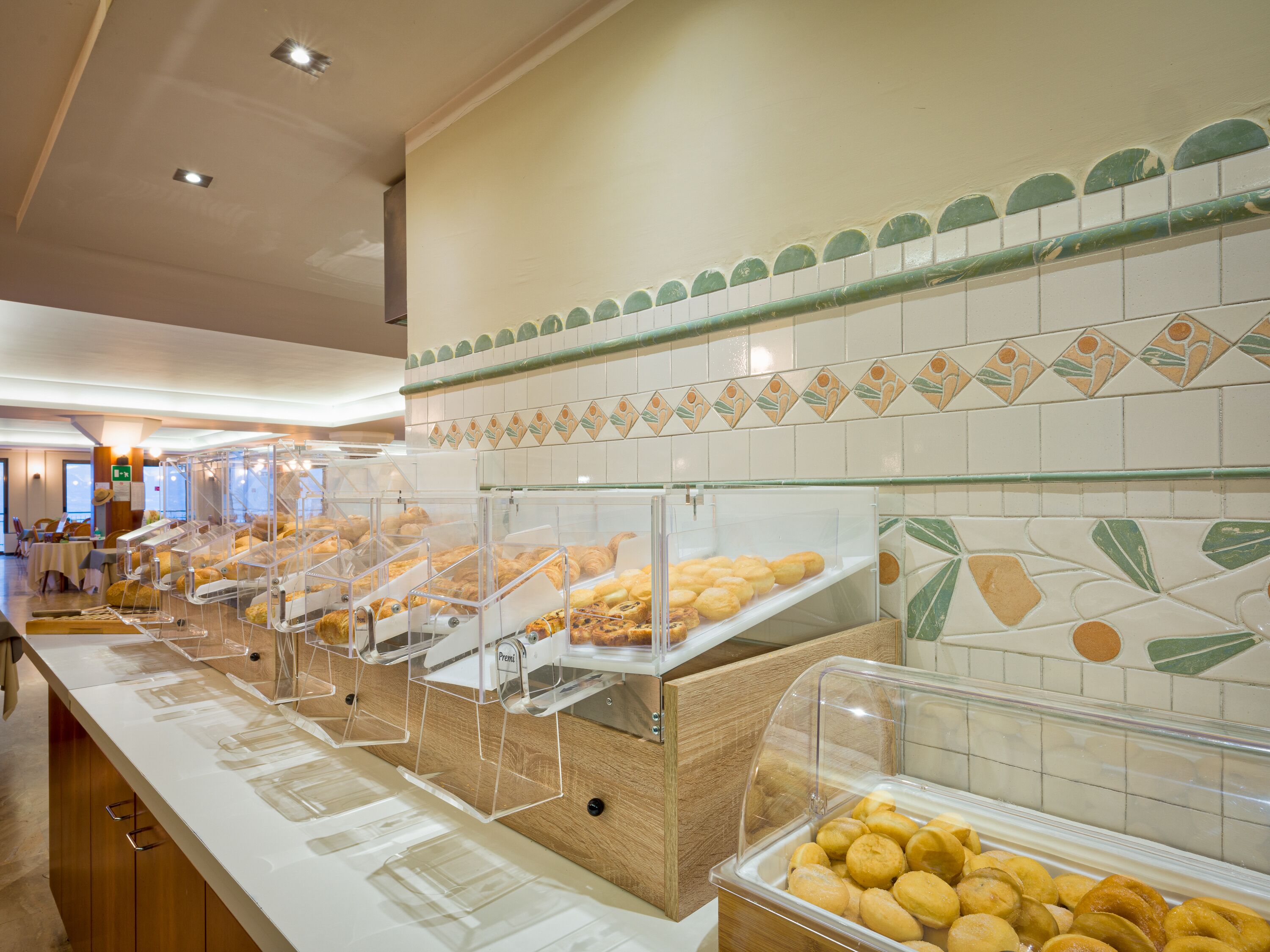 Ein Buffet mit verschiedenen Speisen in durchsichtigen Behältern.
