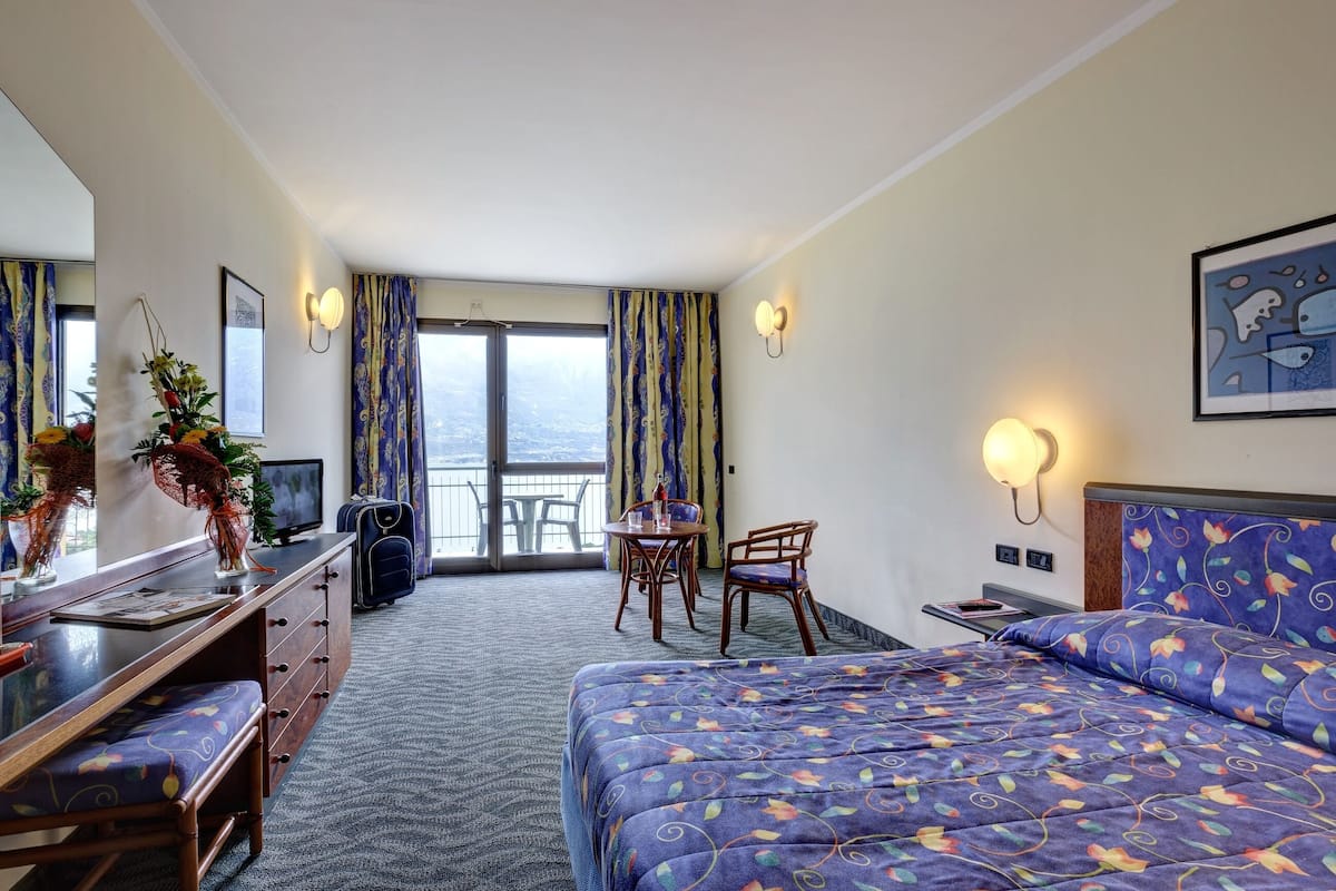 Minibar, in-room safe, desk, WiFi (free)