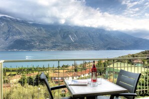 View from room - Hotel San Pietro (Limone sul Garda)