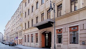En byggnad med en skylt som visar texten ”Grand Majestic Plaza”.