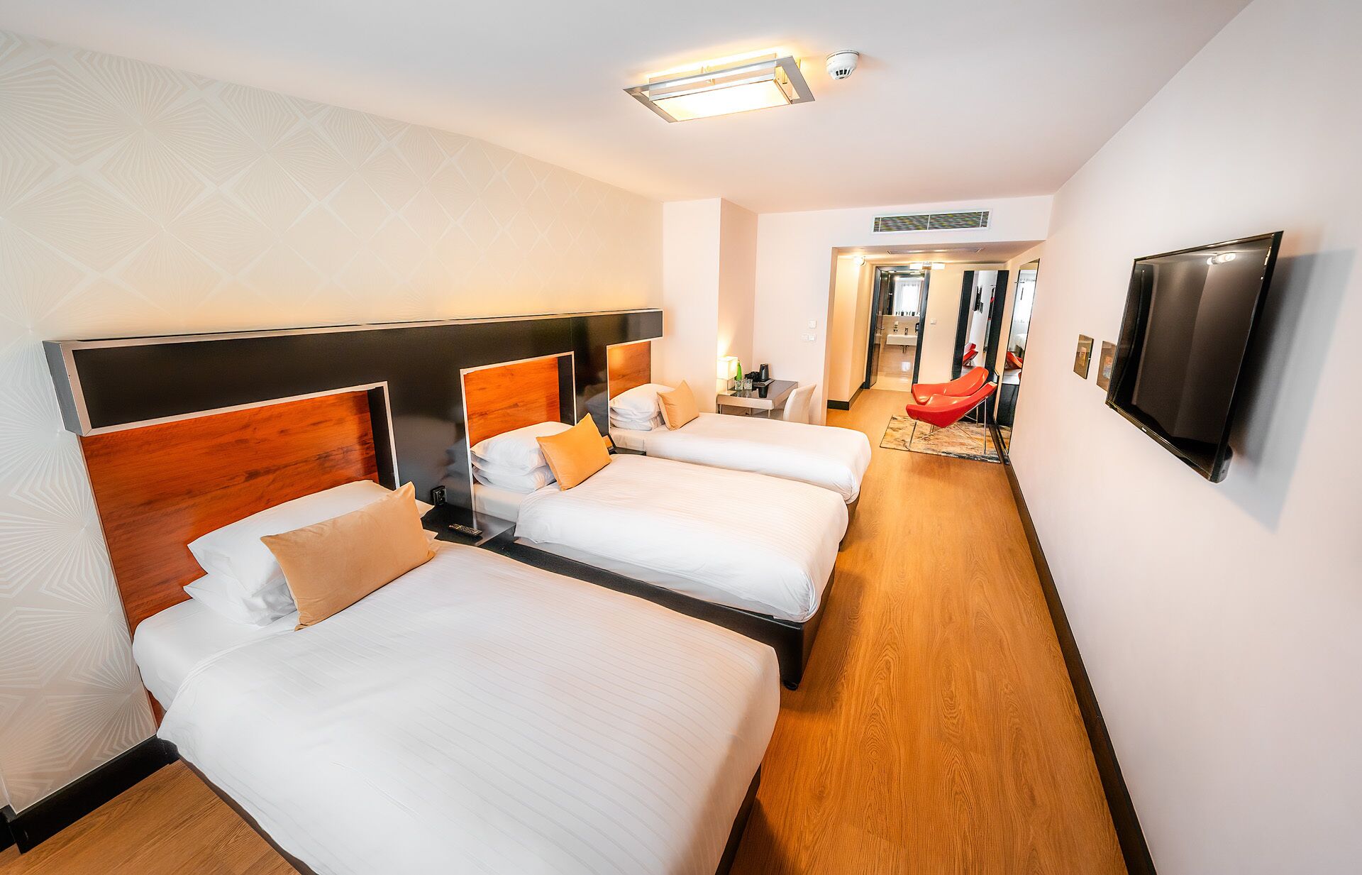 Een minibar, een kluis op de kamer, individueel gedecoreerd