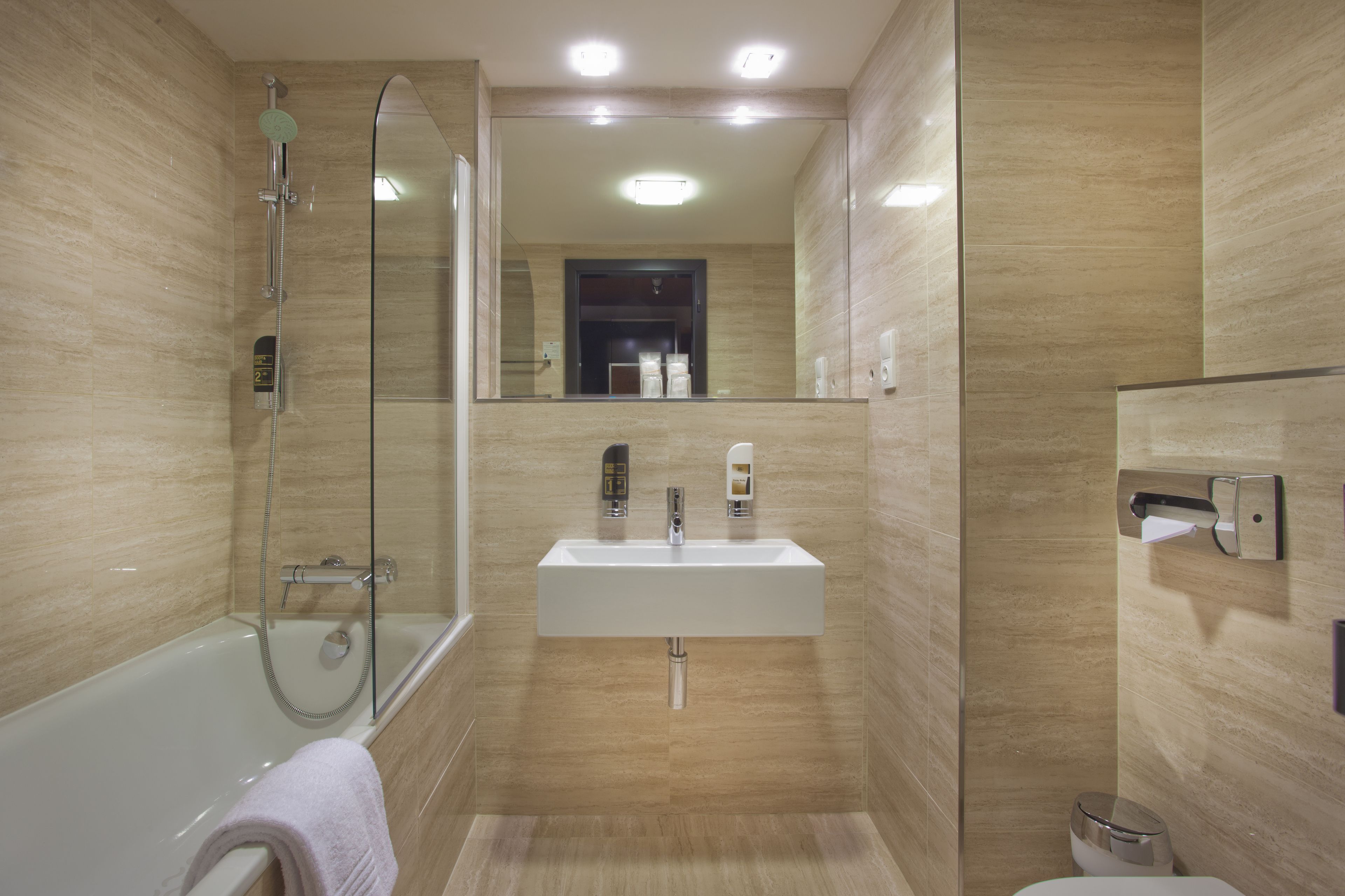 combined shower/bathtub, eco-friendly toiletries, hair dryer, towels
