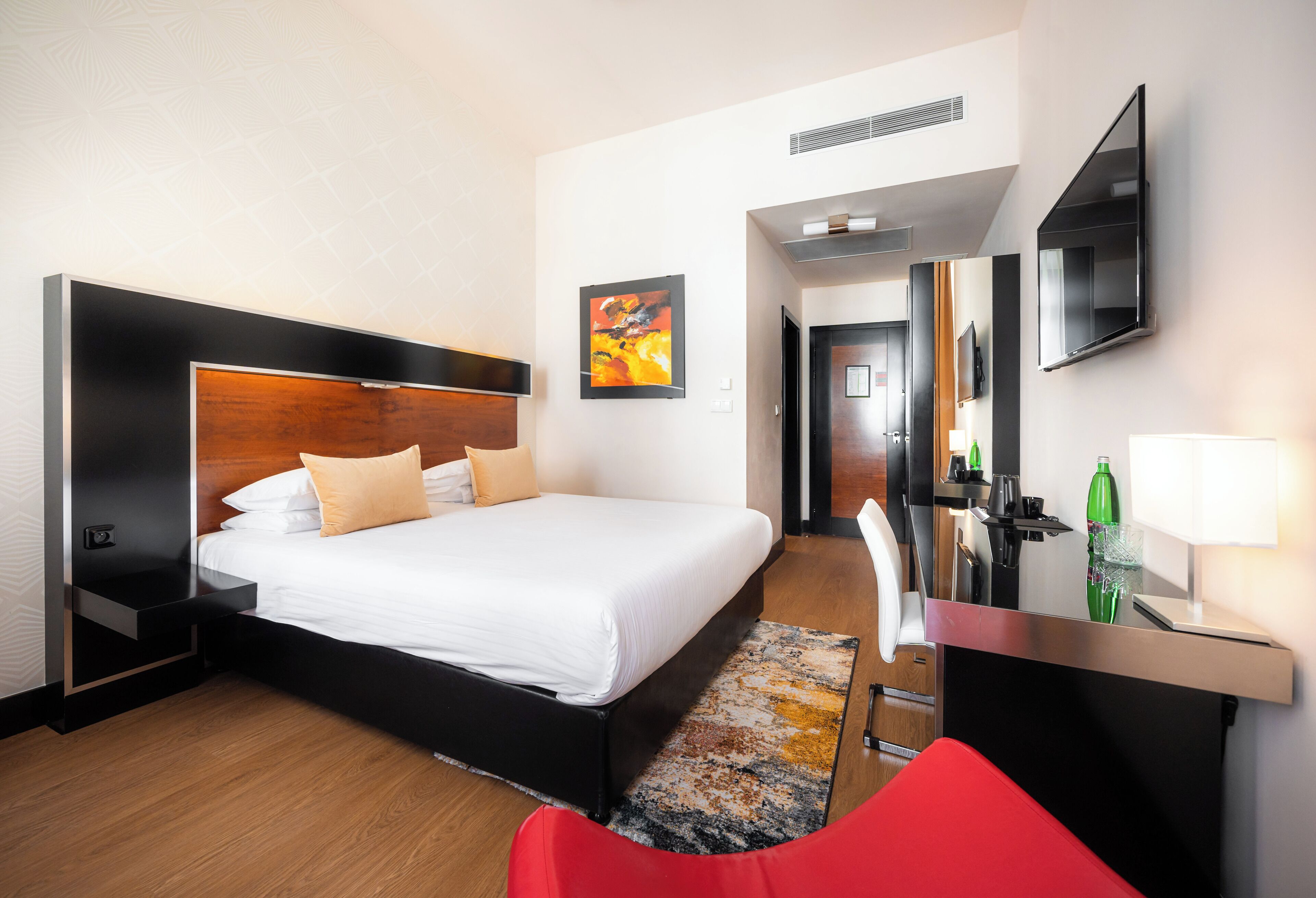 Habitación superior con 1 cama doble o 2 individuales | Minibar, caja fuerte, decoración individual y mobiliario individual