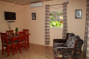 TV - Greenhaven Cottage B&B (Les Coteaux)