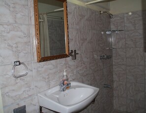 Shower, free toiletries, hair dryer, towels - Greenhaven Cottage B&B (Les Coteaux)