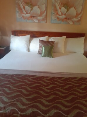 Deluxe Apartment, 1 Bedroom | 1 bedroom, premium bedding, individually furnished, iron/ironing board - Greenhaven Cottage B&B (Les Coteaux)
