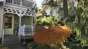 A two-story house with a porch, a mailbox, and a number '4300' on the door. - Niagara Inn Bed & Breakfast (Niagara Falls)