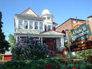 Exterior - A Night to Remember Bed & Breakfast (Niagara Falls)