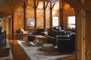Lobby sitting area - Point au Roche Lodge (Plattsburgh)