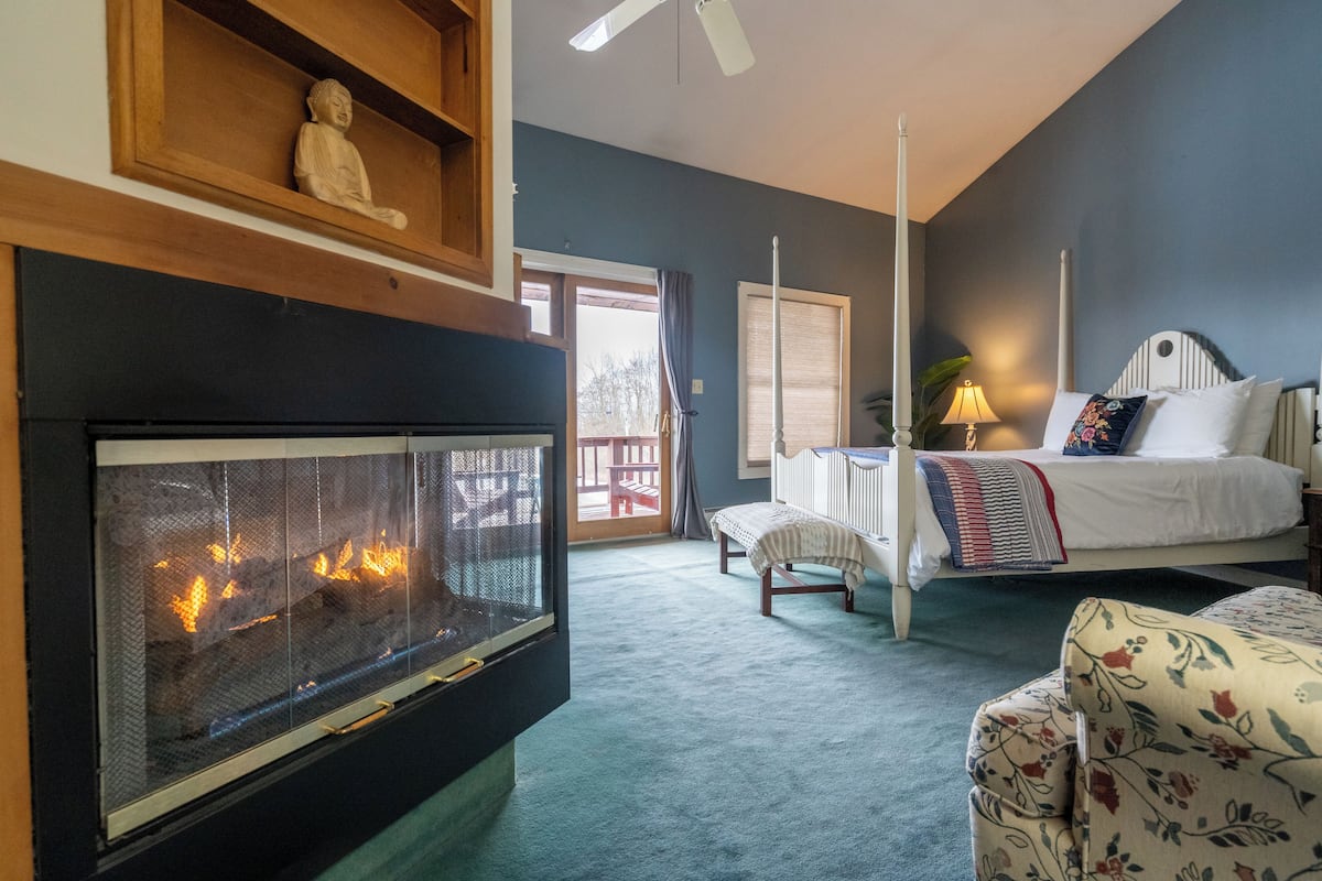 Spinnaker Room | Premium bedding, individually decorated, individually furnished