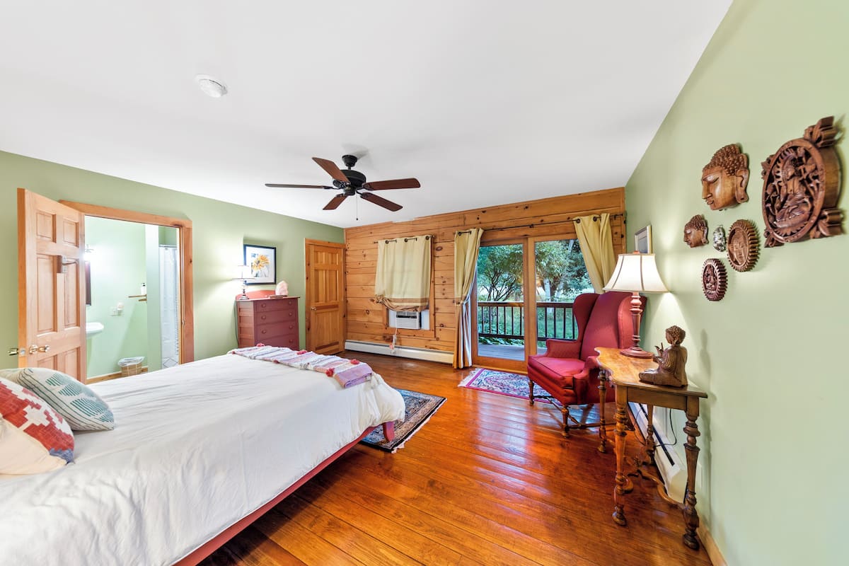 Quarto, 1 cama Queen | Roupas de cama premium, ferros/tábuas de passar roupa, Wi-Fi de cortesia
