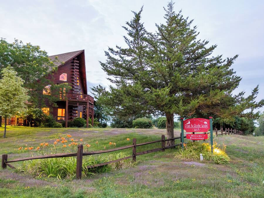 A rustic lodge with a prominent wooden structure and a welcoming sign.