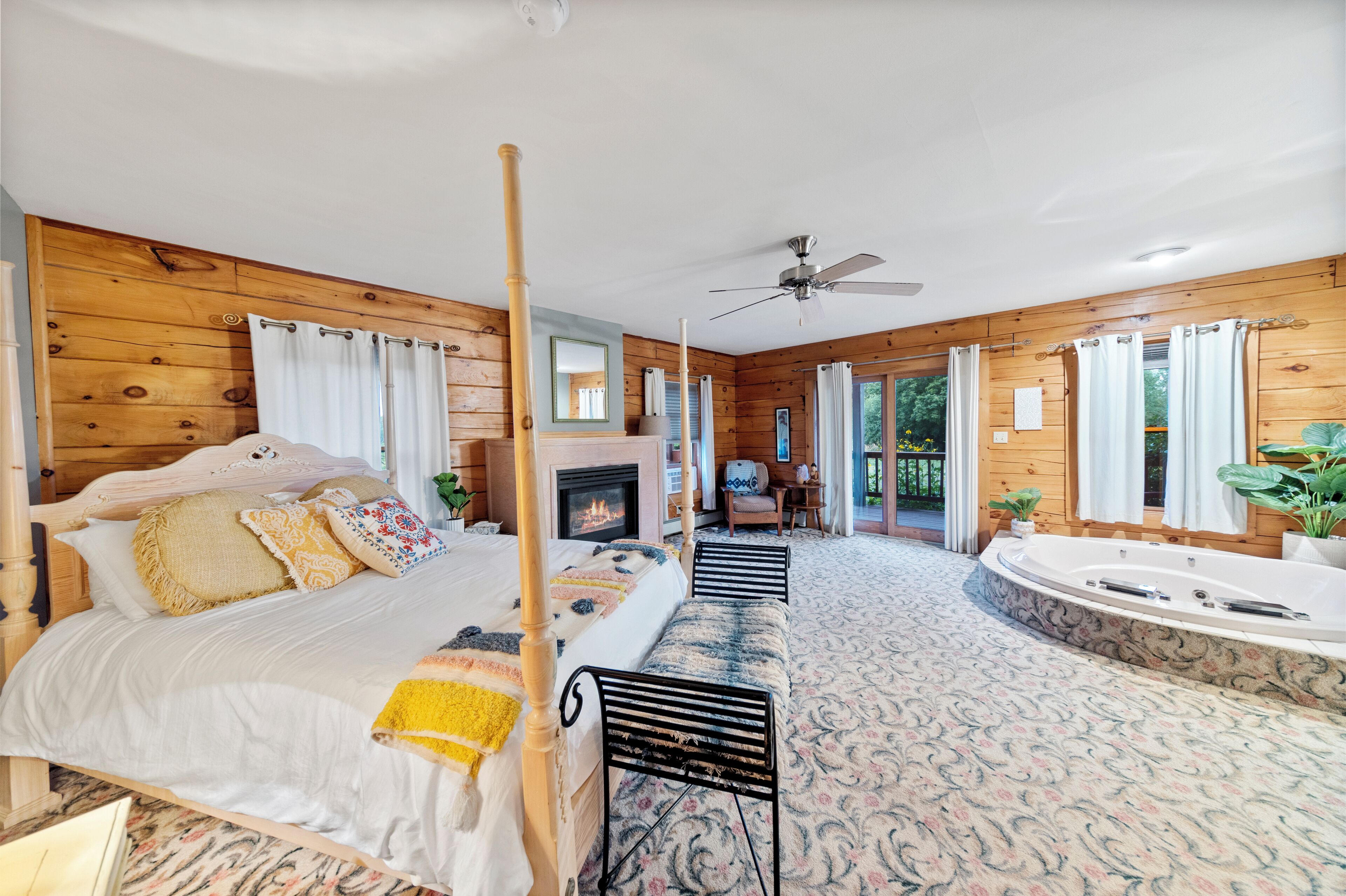 Zimmer, 1 Queen-Bett | Hochwertige Bettwaren, individuell dekoriert, individuell eingerichtet