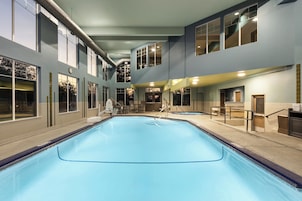 Una piscina techada, sillones reclinables de piscina