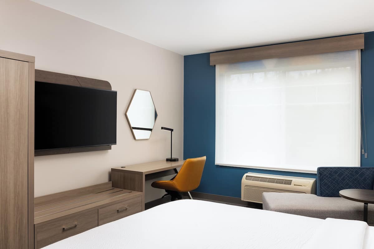 1 bedroom, hypo-allergenic bedding, pillow-top beds, blackout curtains
