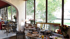 Un bufé de desayuno con diferentes alimentos y una estación de café.