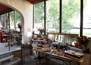 Buffet breakfast on weekends (EUR 13 per person) - The Originals Boutique, Hôtel du Parc (Cavaillon)