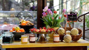 A table with various fruits, a basket of melons, and a sign indicating a 1kg melon.