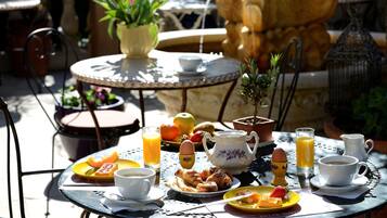 Buffet breakfast on weekends (EUR 13 per person)