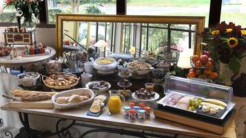 Buffet breakfast for a fee on weekends