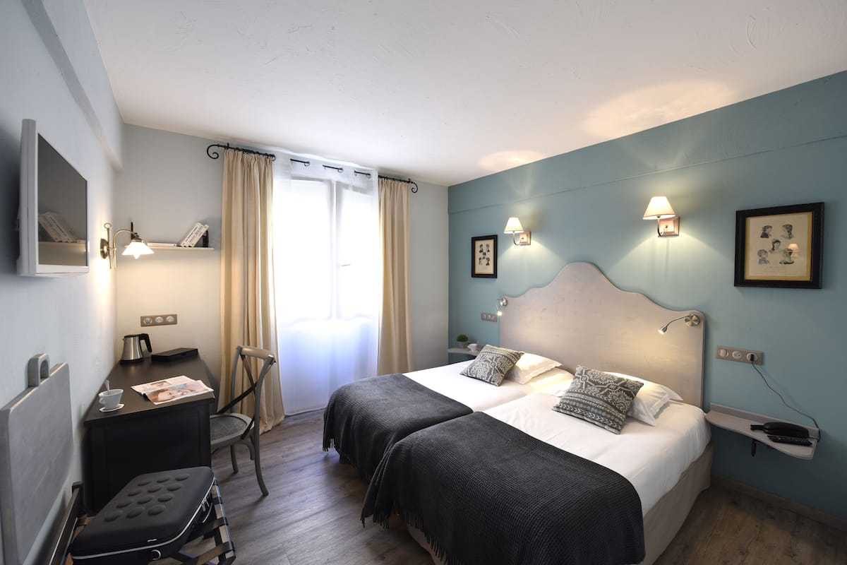 superior room | iron/ironing board, cots/infant beds, free wifi, bed sheets