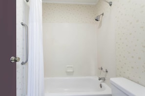 Baignoire, articles de toilette gratuits, sèche-cheveux