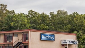 A Travelodge building with a sign indicating an office. - Travelodge by Wyndham Seymour (Seymour)