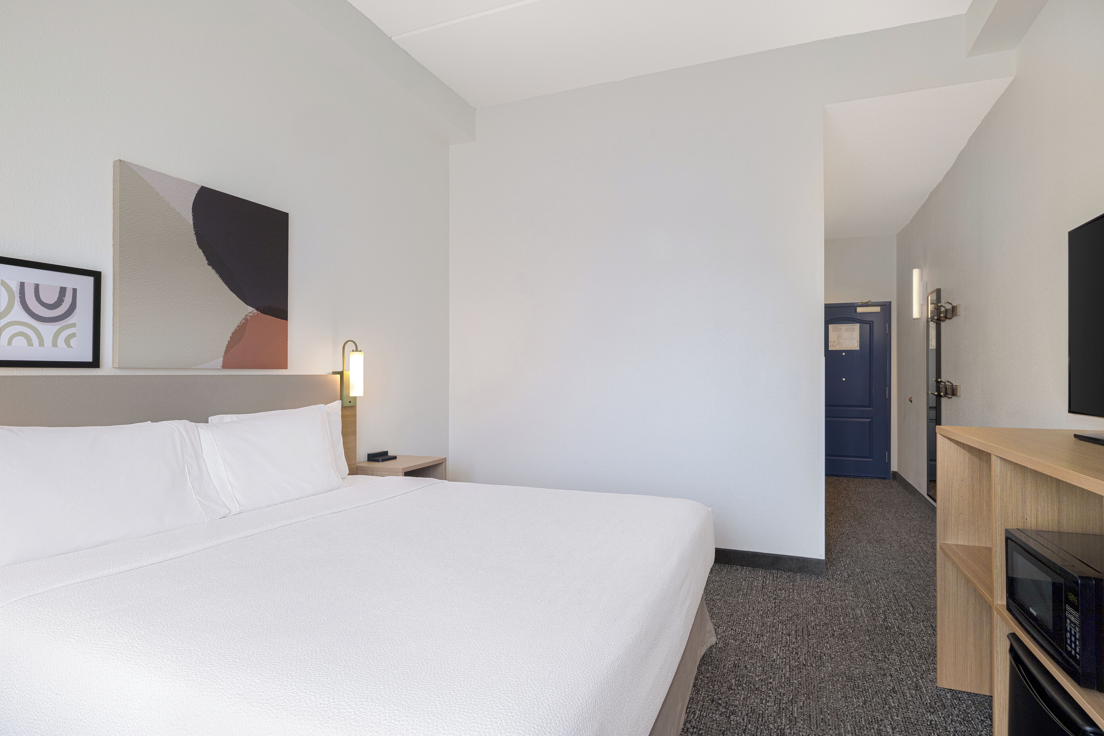 Habitación, 1 cama de matrimonio grande (Mobility & Hearing, Roll-in Shower) | Escritorio, espacio para trabajar con un portátil, cortinas opacas