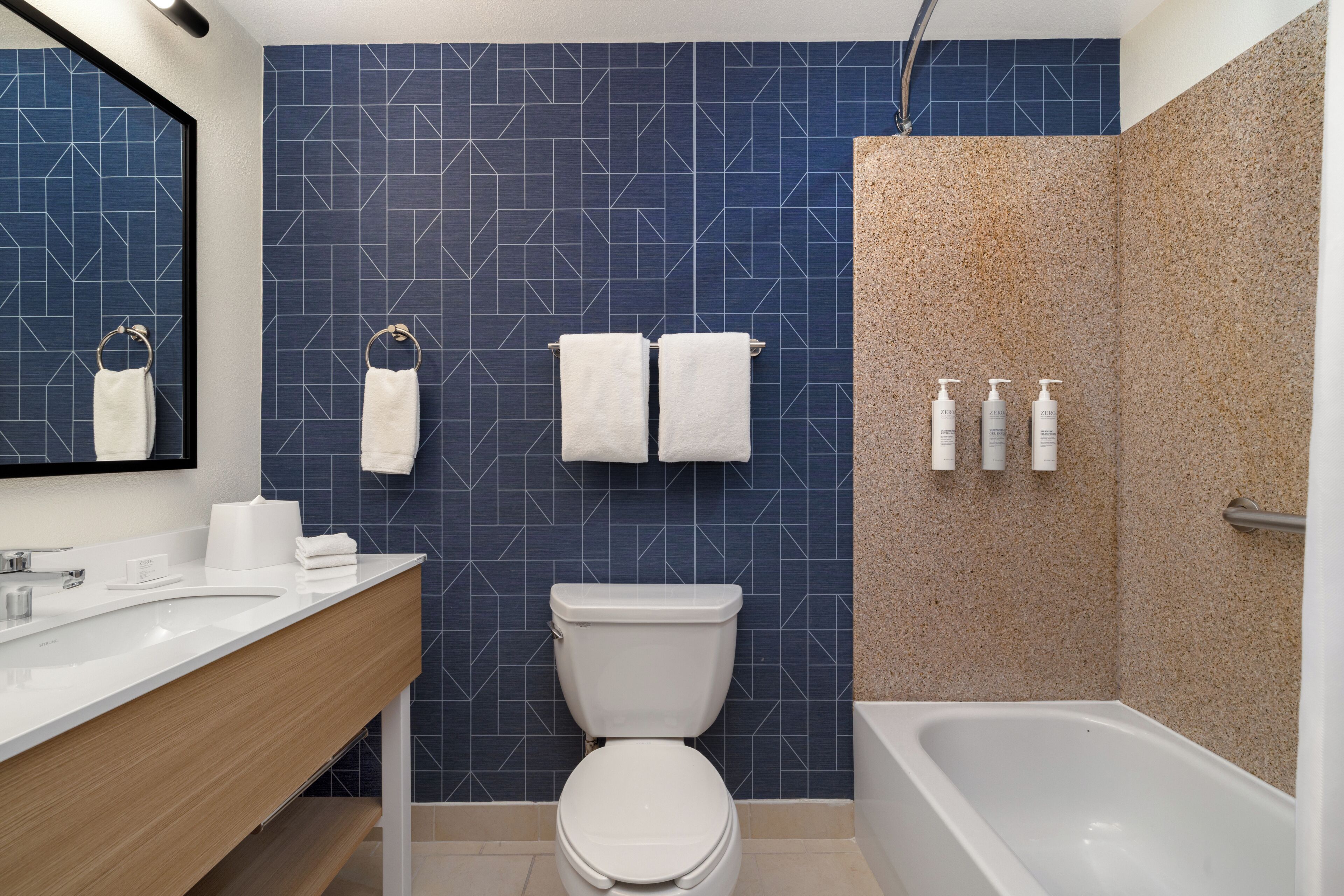 Combined shower/tub, free toiletries, hair dryer, towels