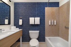 Een bad/douchecombinatie, gratis toiletartikelen, een haardroger