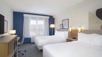 Chambre, 2 grands lits | Bureau, espace de travail pour ordinateurs portables