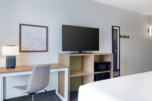 Quarto, 1 cama King | Escrivaninha, espaço de trabalho para notebook, cortinas blackout