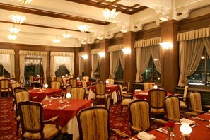 2 restaurants, breakfast served