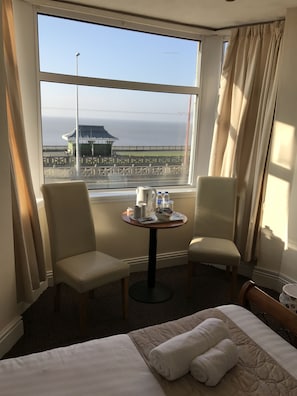 Iron/ironing board, cots/infant beds, free WiFi, bed sheets - Queens Plaza Hotel (Blackpool)