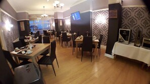 Daily buffet breakfast (GBP 7.95 per person) - Queens Plaza Hotel (Blackpool)